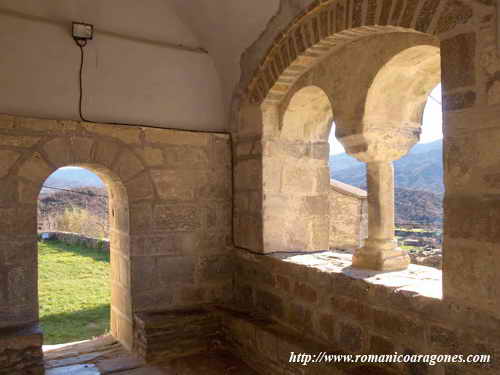 INTERIOR DE LA VENTANA GEMINADA Y VANO DE ACCESO